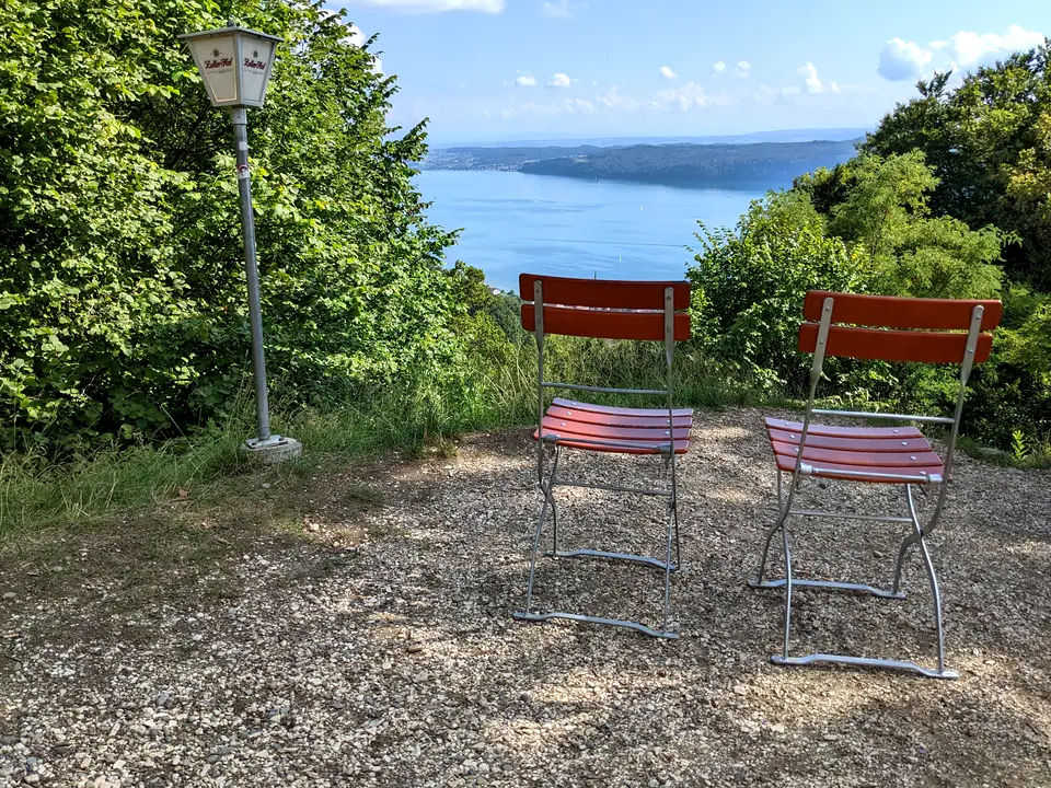 Zwei Stühle am Haldenhof mit Blick über den Bodensee