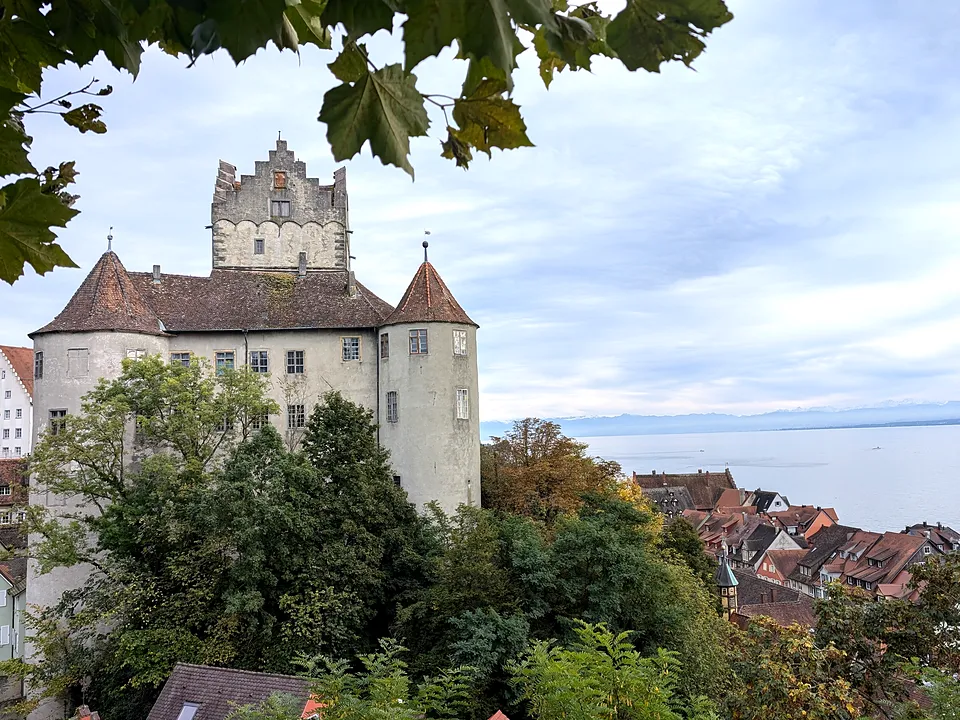 Das Alte Schloss in Meersburg über den Dächern der Stadt, im Hintergrund der See