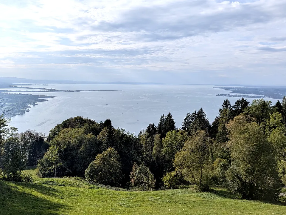 Blick vom Pfänder oberhalb von Bregenz über den Bodensee