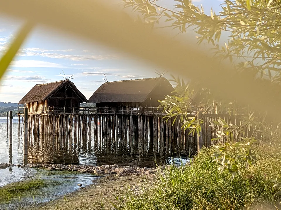 Die Pfahlbauten von Unteruhldingen im flachen Wasser des Sees